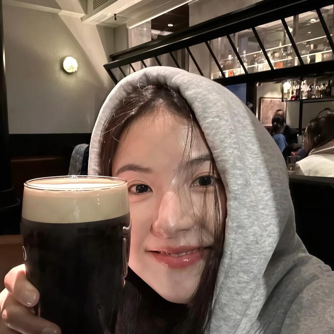 ㅤ ￴￴￴￴￴￴￴￴咬肩上