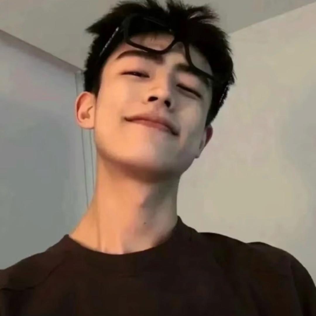 这个男人叫小帅.