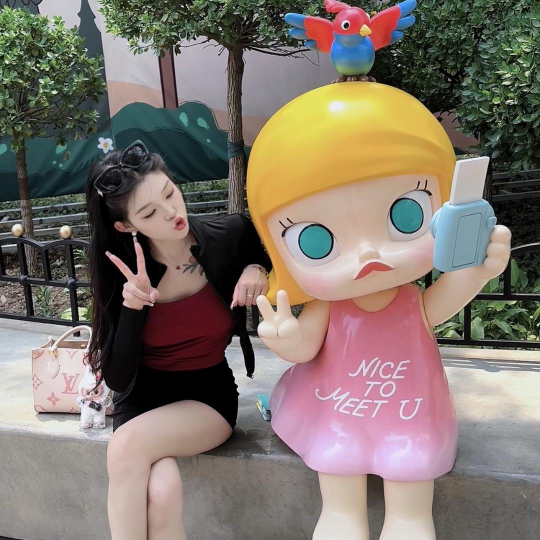 少说话。