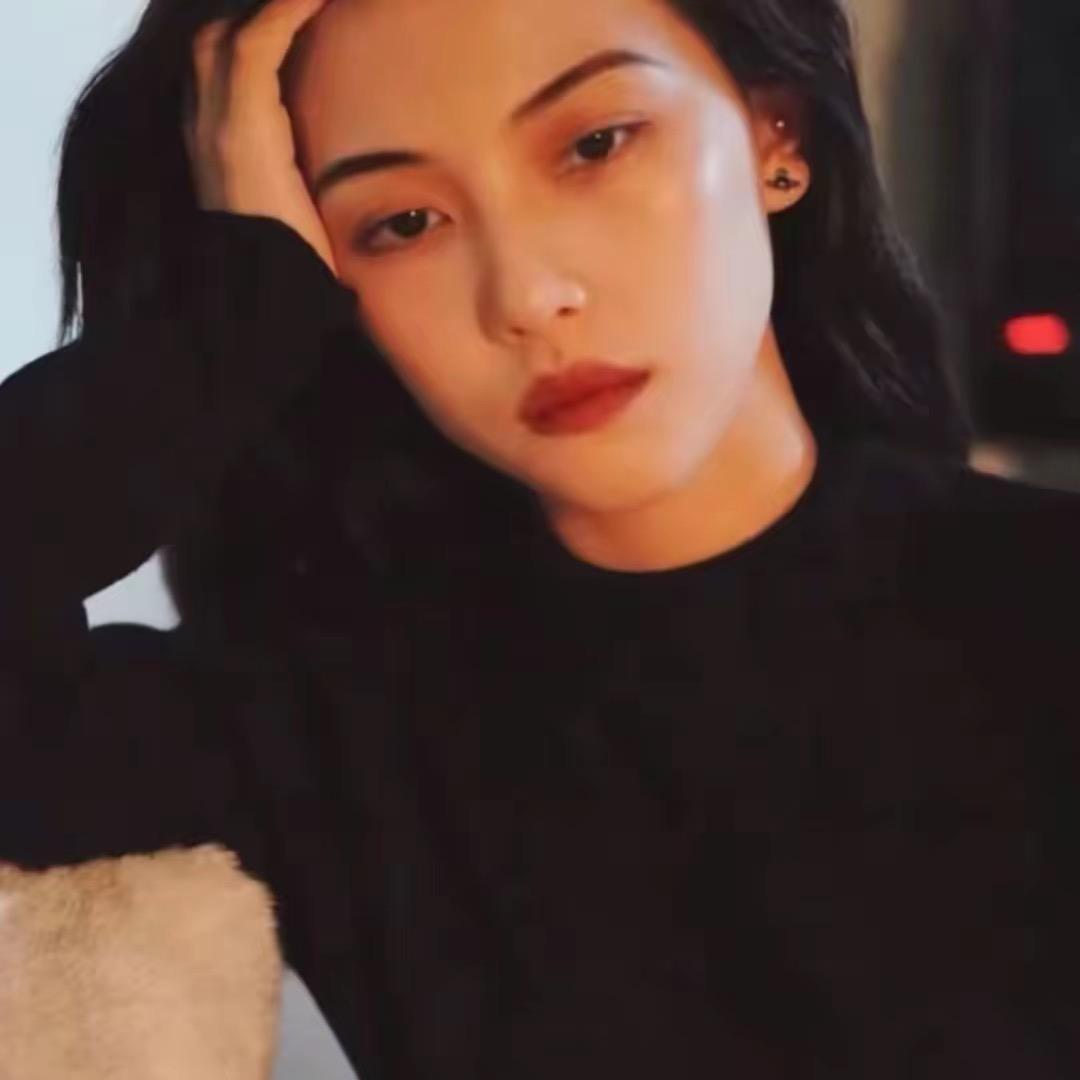 胡若婷.