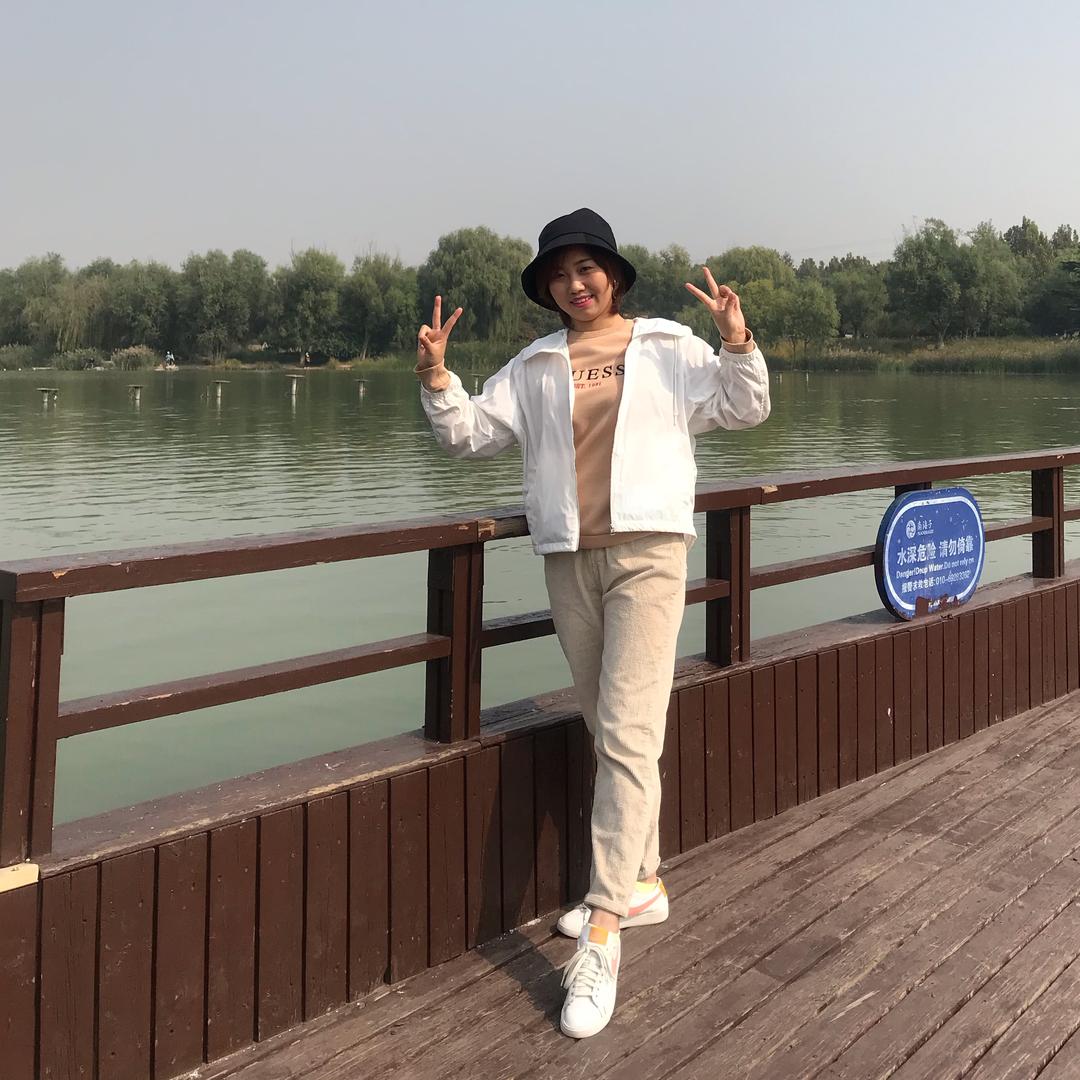 红梅花开月正圆