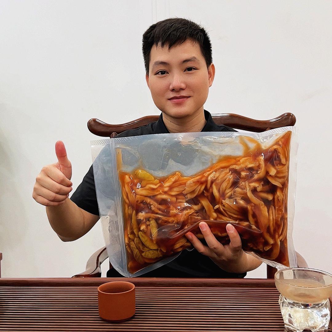 丰冠无骨鸡爪虎皮凤爪源头批发厂家的阿辉