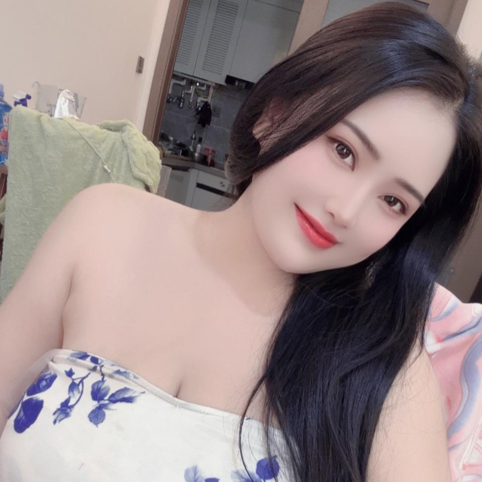 黄依依，（🎤）