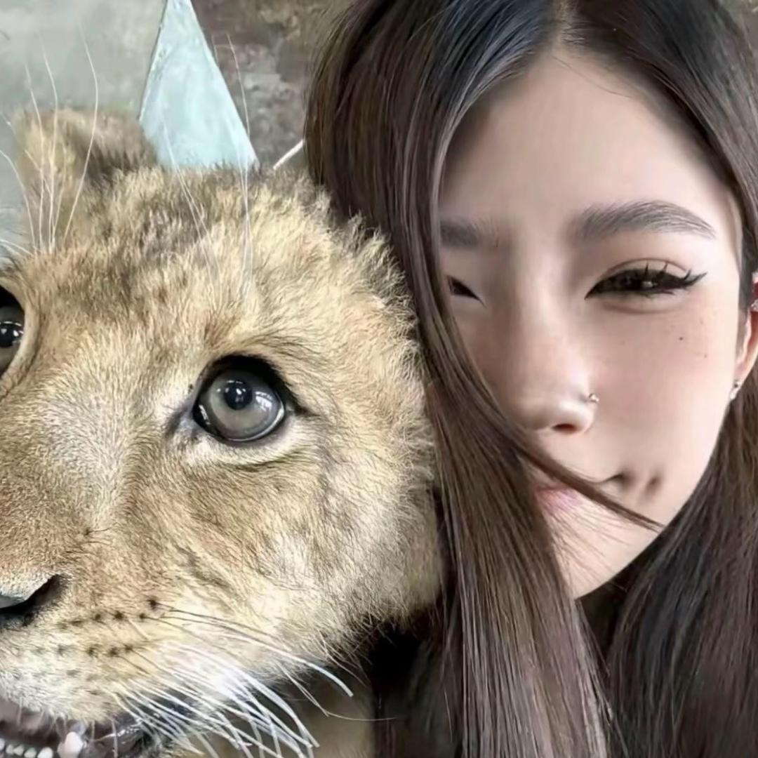 張  小  玥.