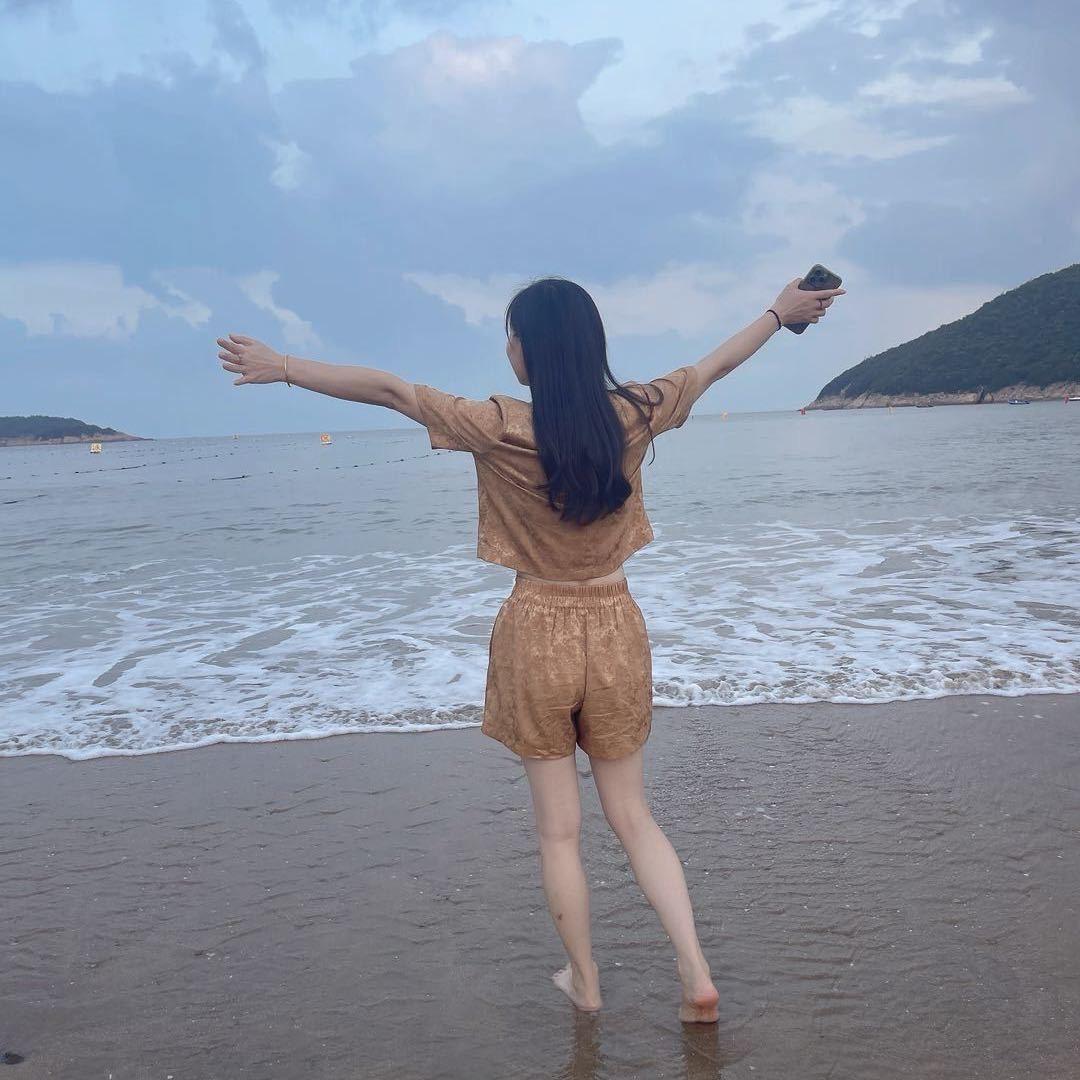 默～