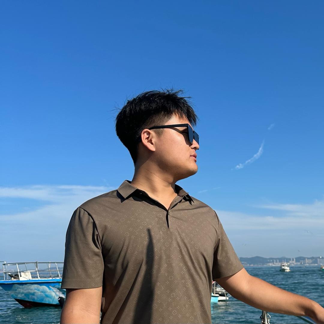 梁嵘.