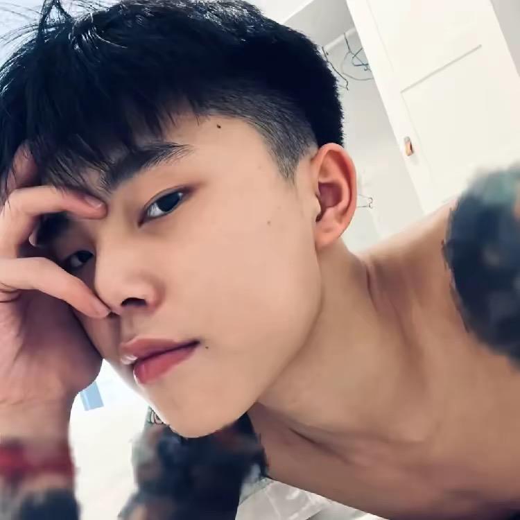 杨毅 .