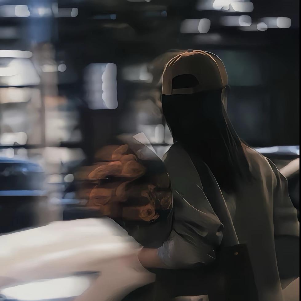 小何 也許^