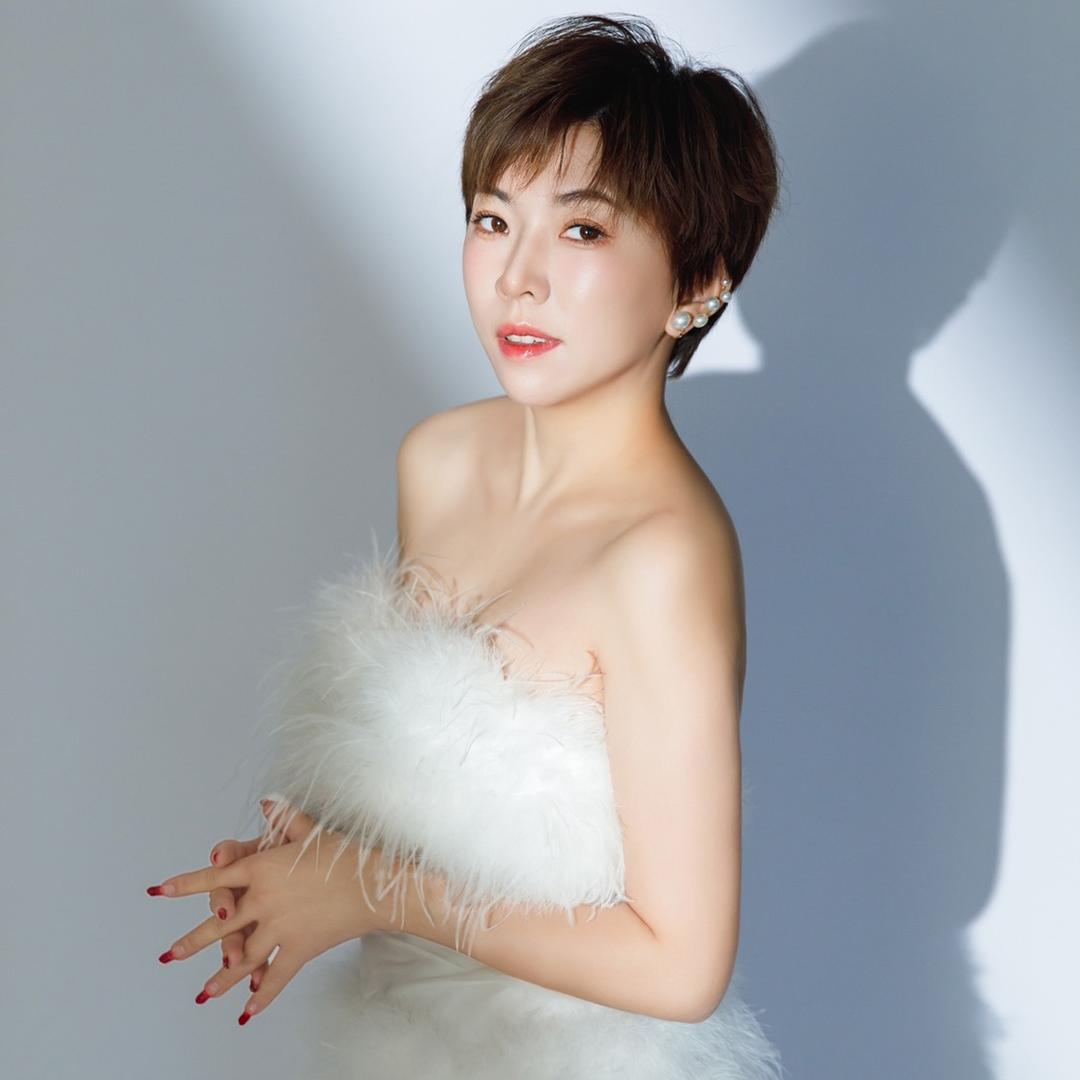 小贵妇哩哩