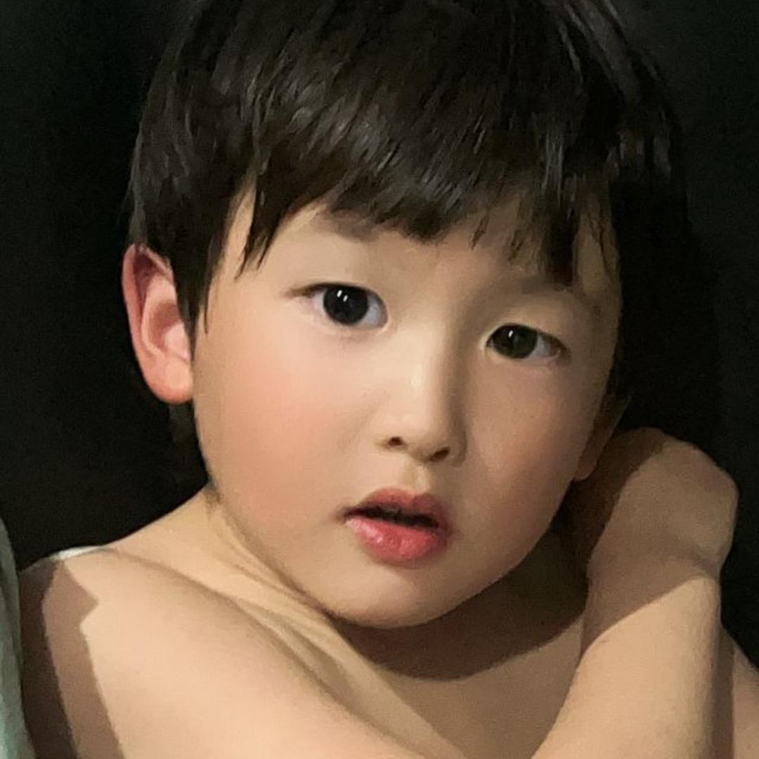 Mr . F明