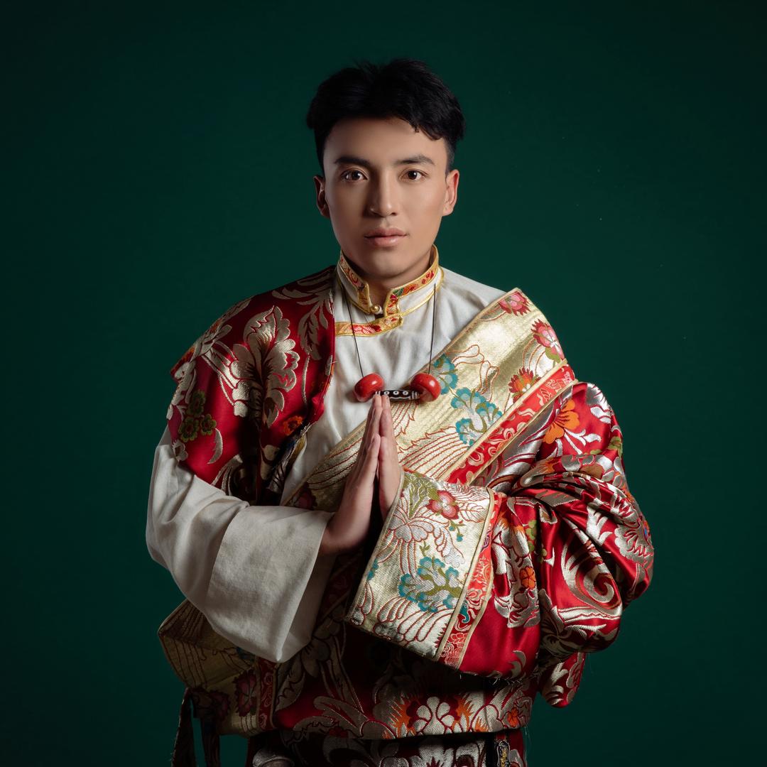 西藏日伟铺吨商贸有限公司.