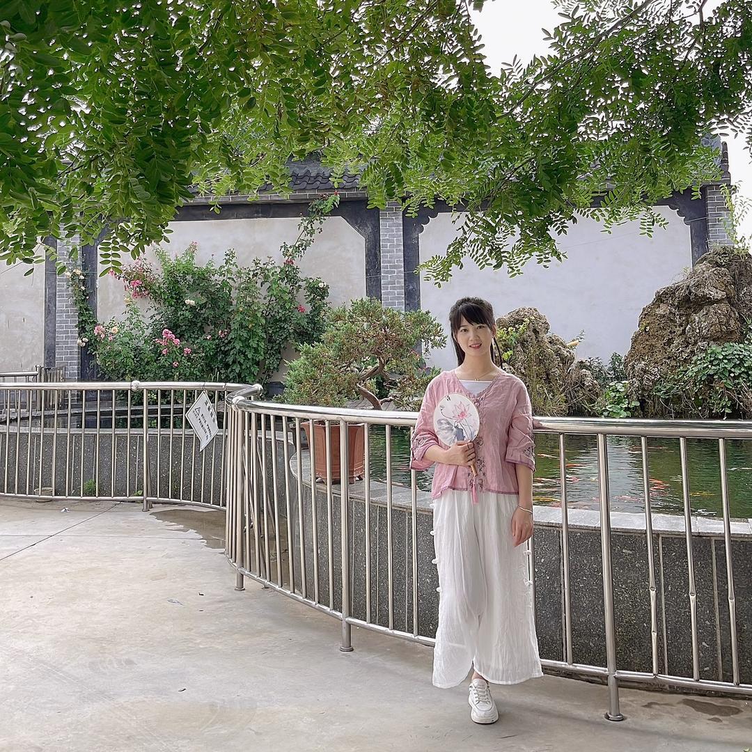 兴利全牛草鸡店老板娘