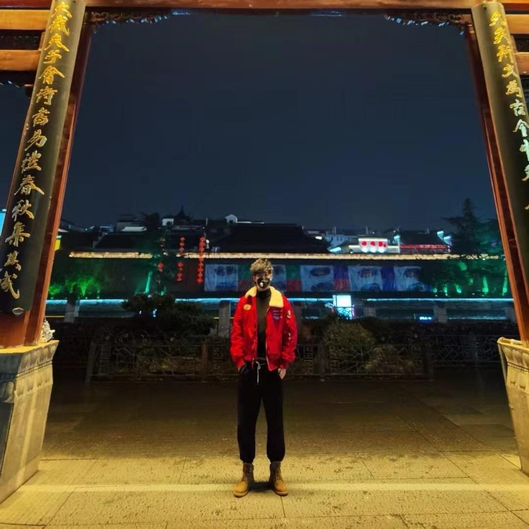 一米九的驯犬师