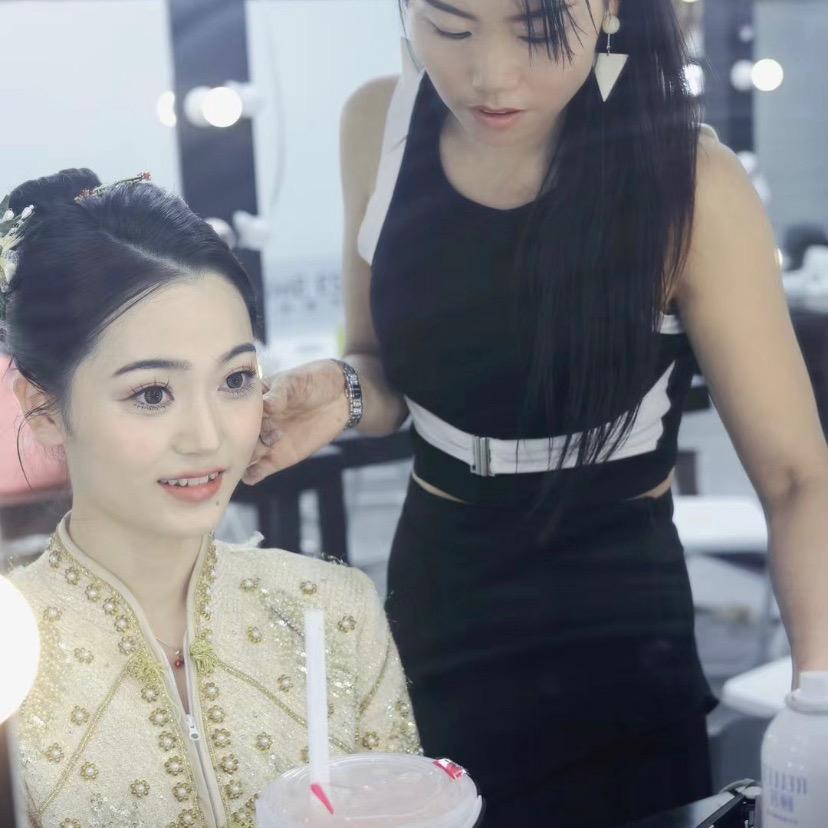 京山化妆师芳子