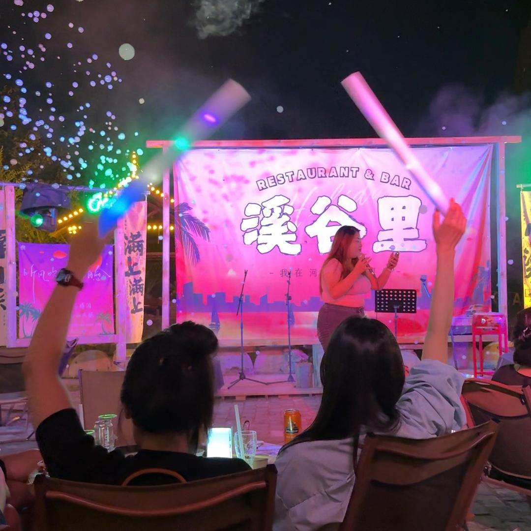溪谷里露天餐酒吧