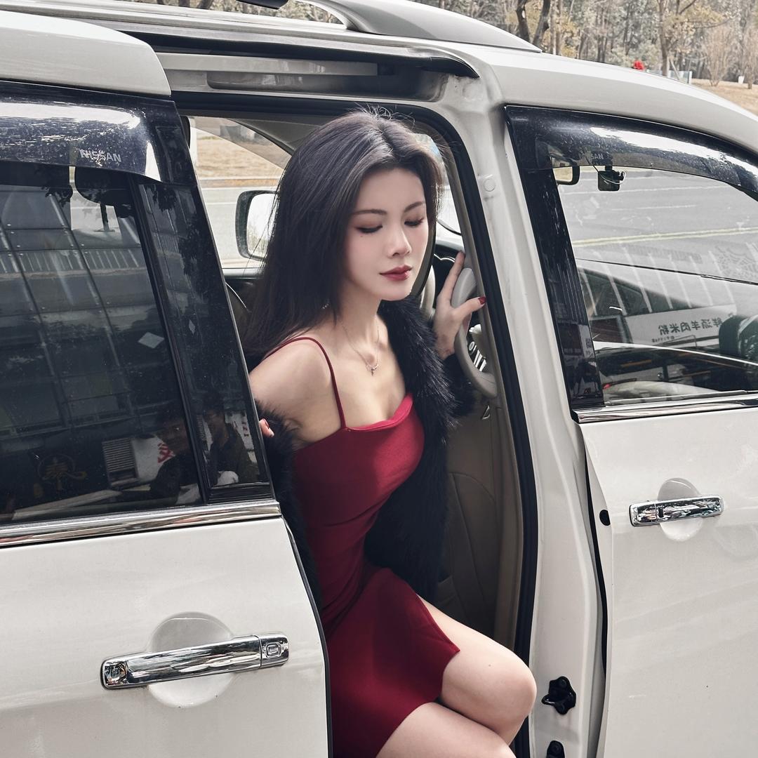 言叁两的酒窝