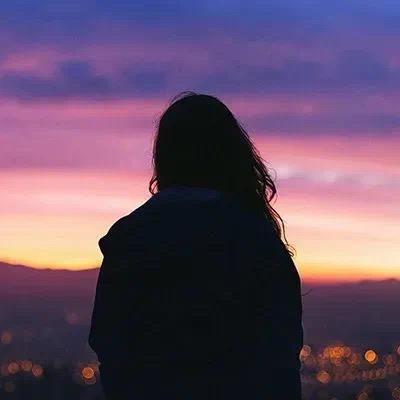 不拔腋毛女士