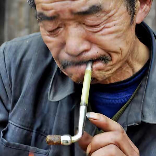 抽叶子烟的老者