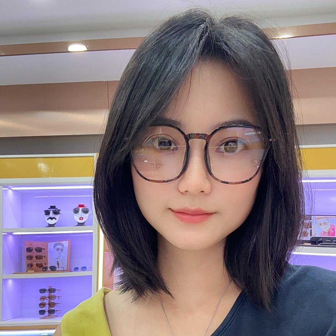 眼镜妹（小秋）