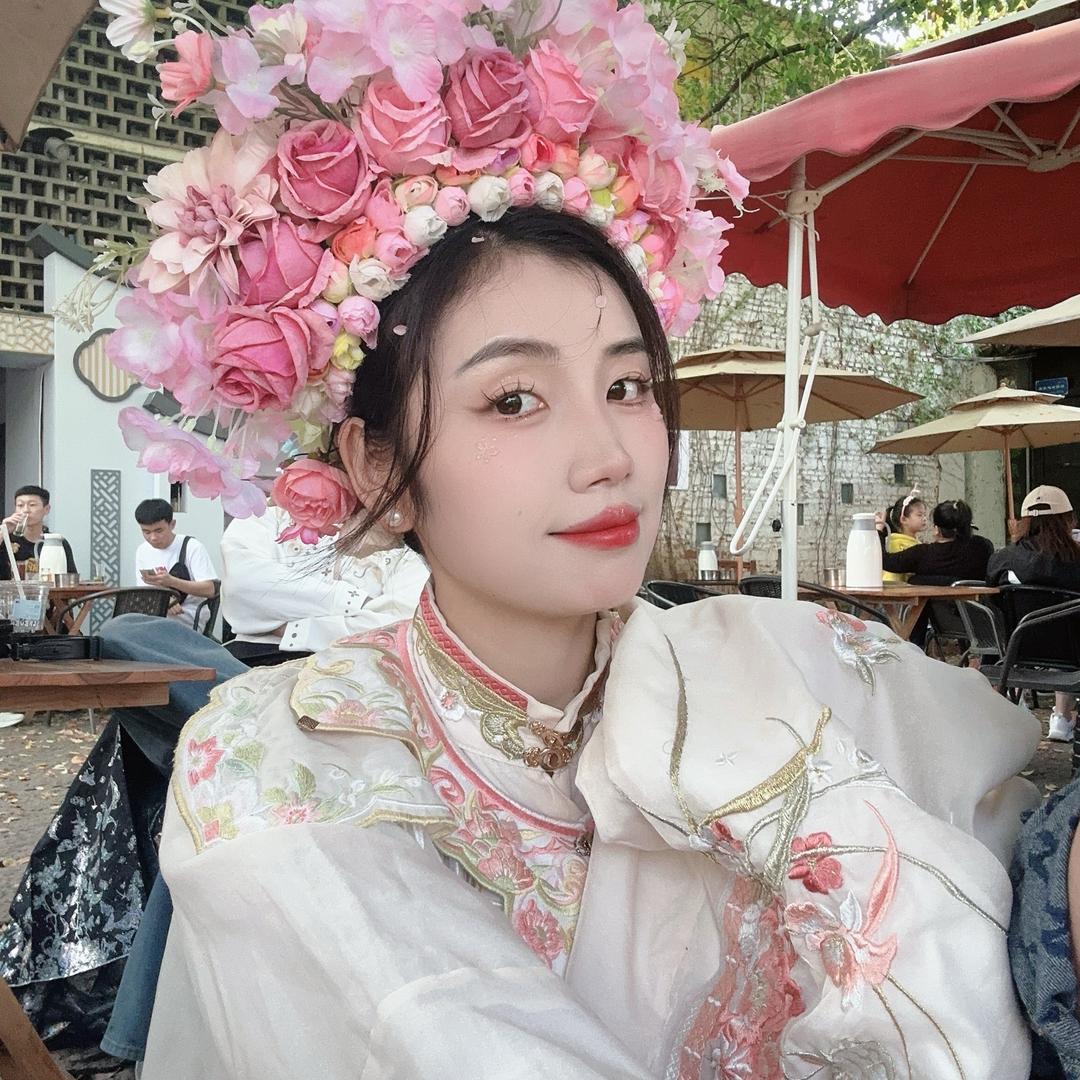 明媚动人服饰