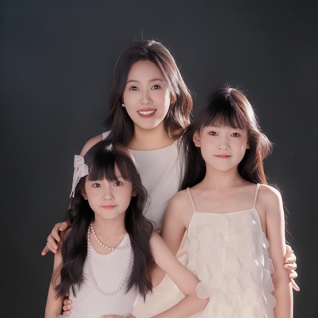 两只小橙和老板娘
