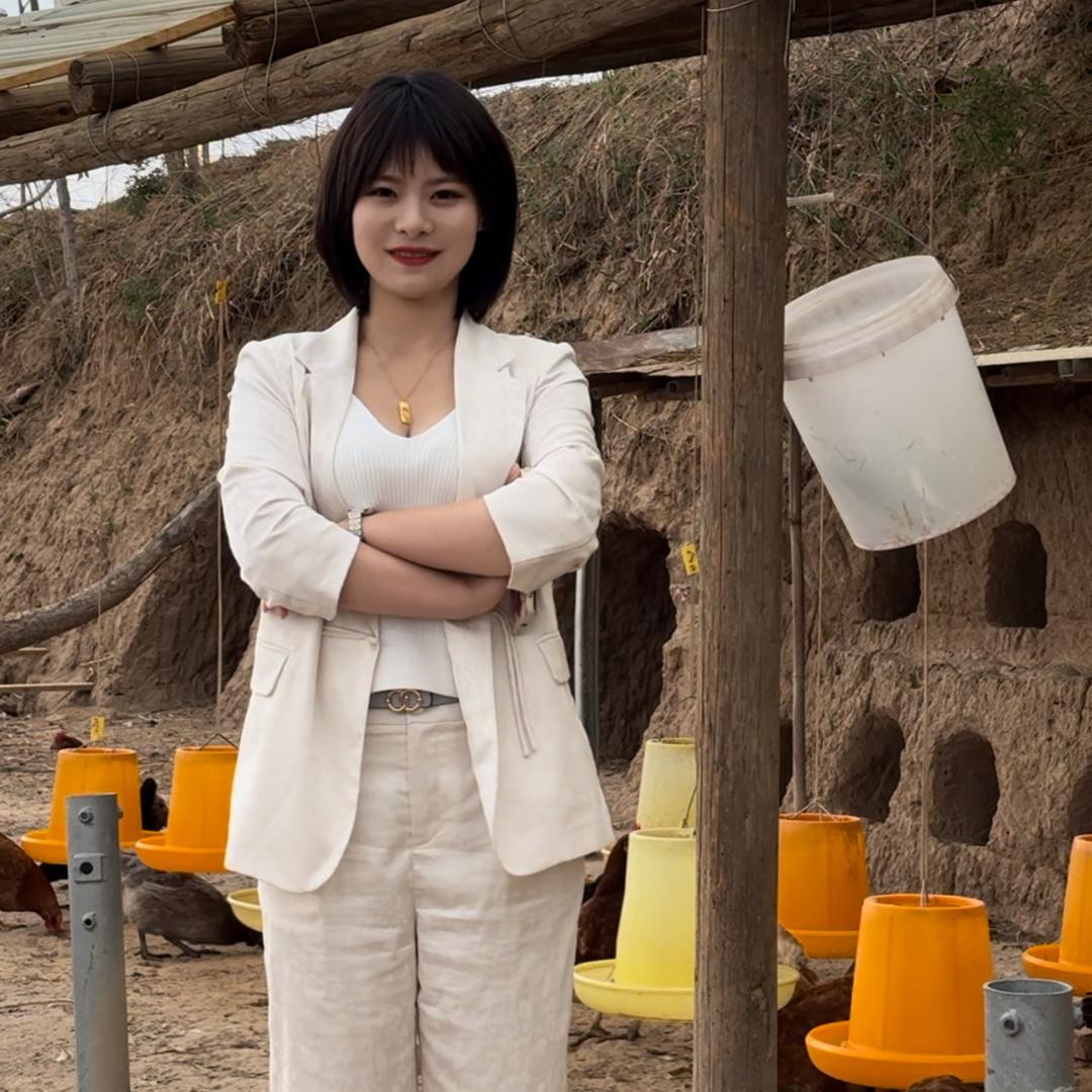 柳家庄后山养鸡妹