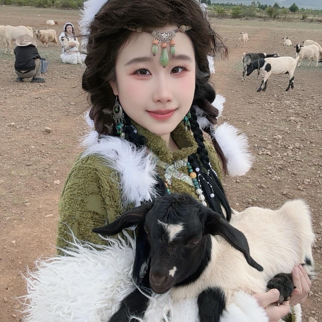 腼腆小美
