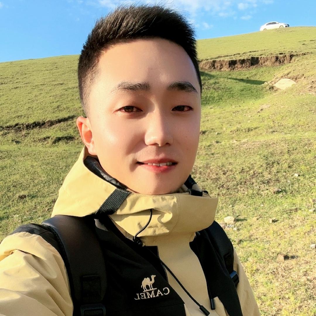 阿杰在草原（内蒙旅游）