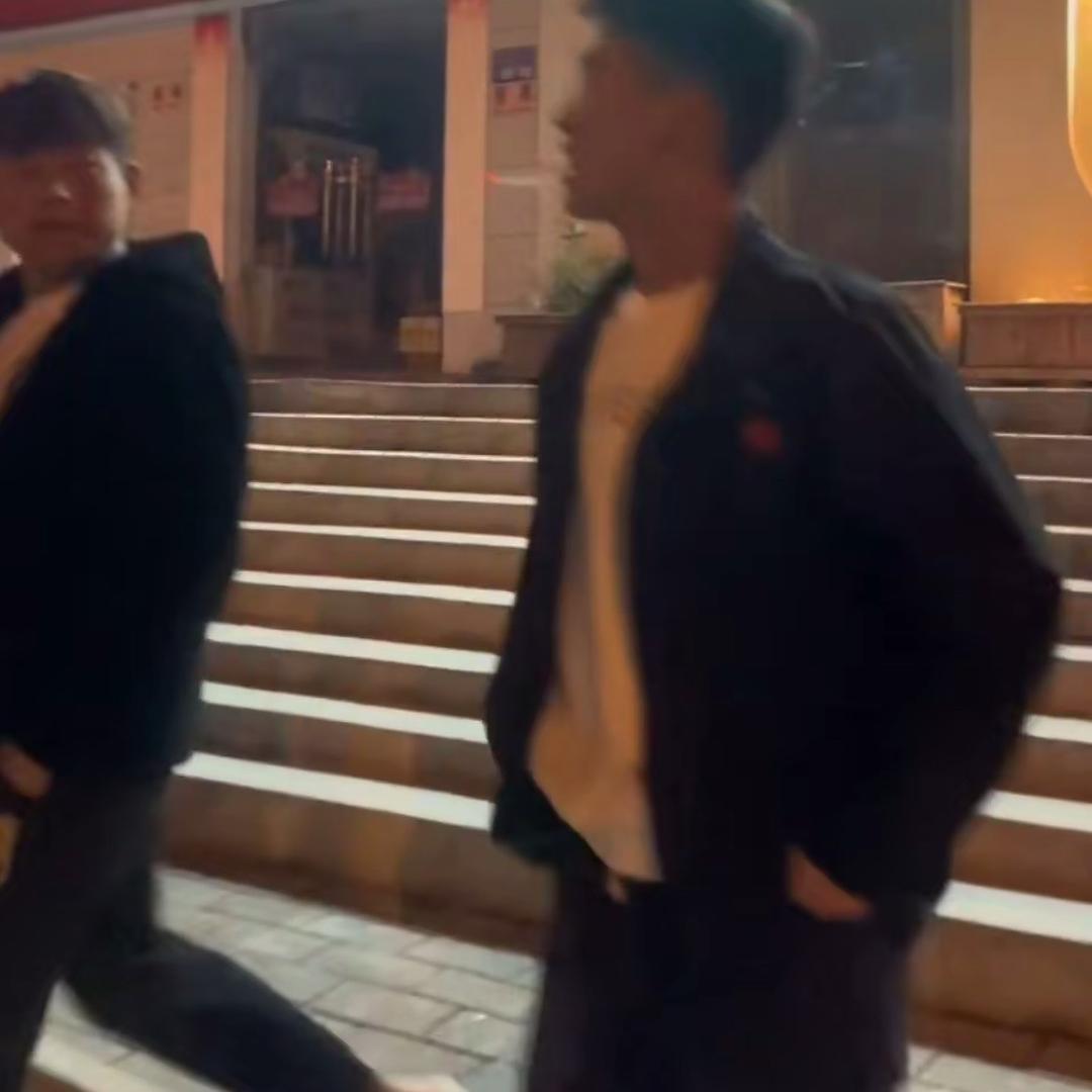 娄   先生.