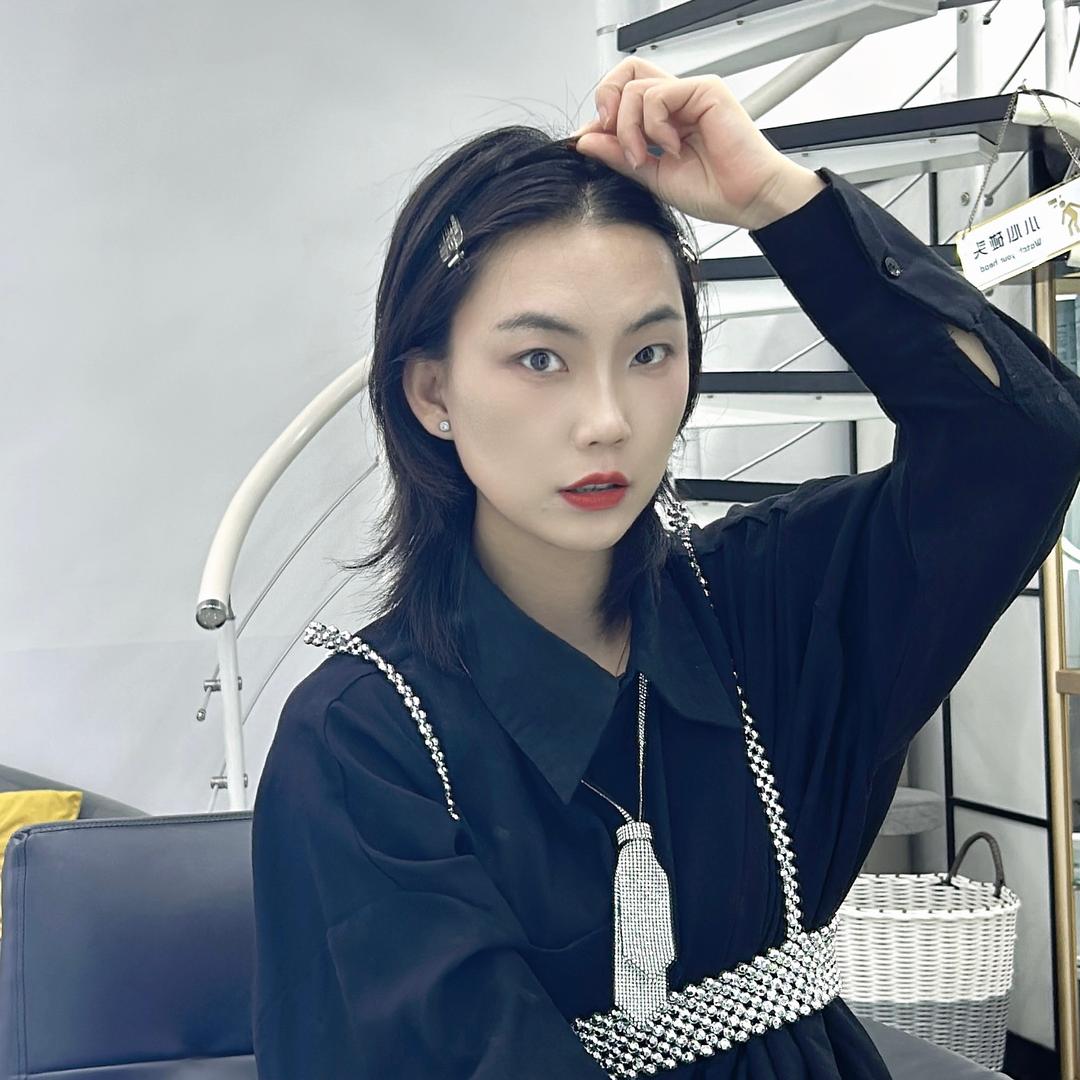 杨潇短发官方号
