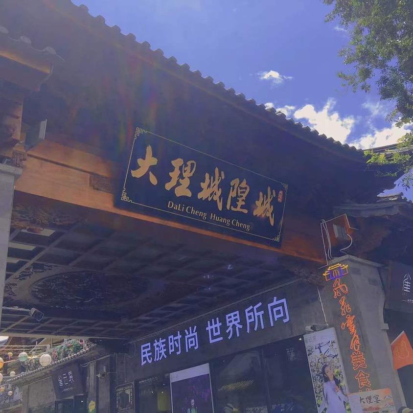 钱柜小马!拍妞小分队！QG酒吧