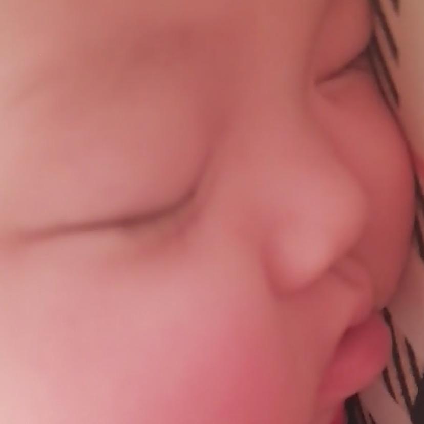 爱吃面包的小女孩