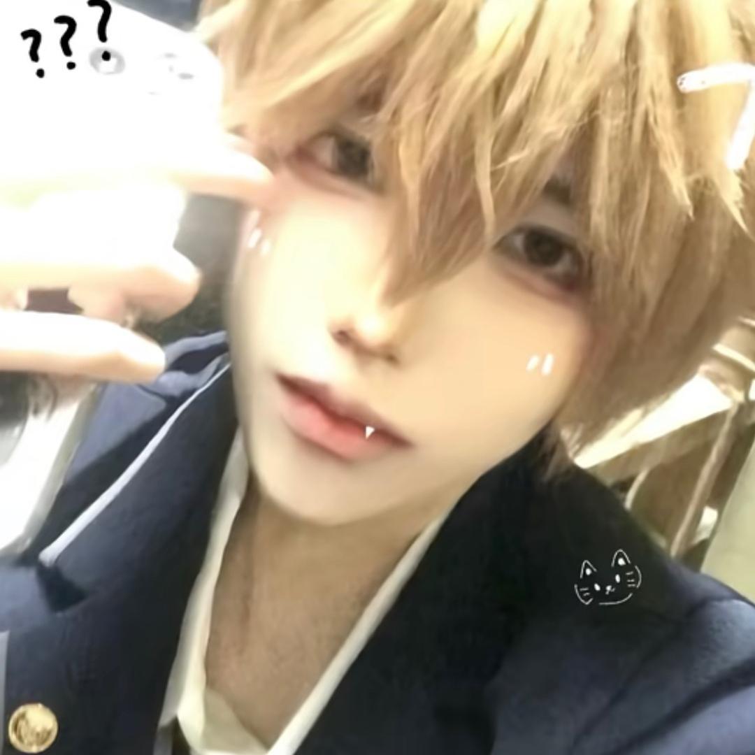 萌萌落的小虎牙