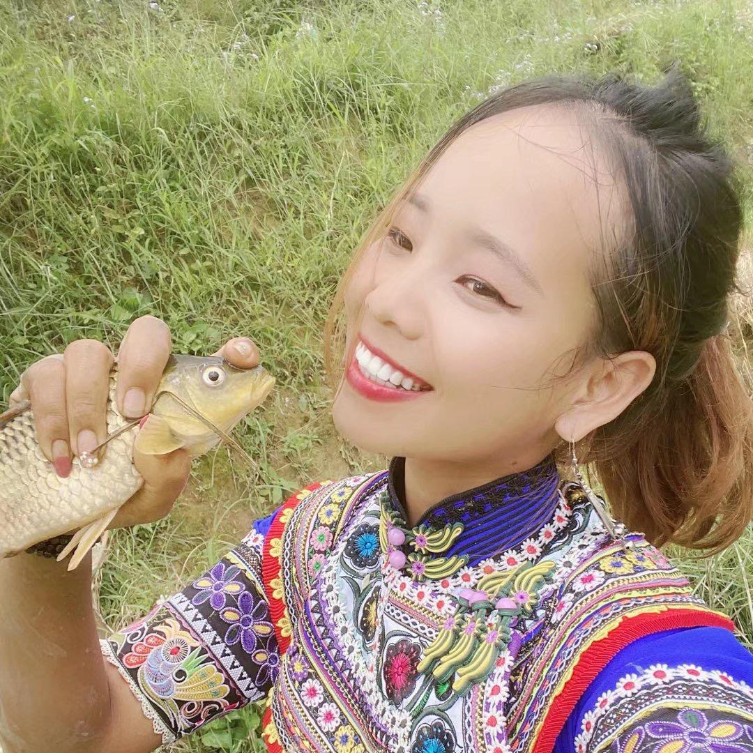 彝族小阿妹