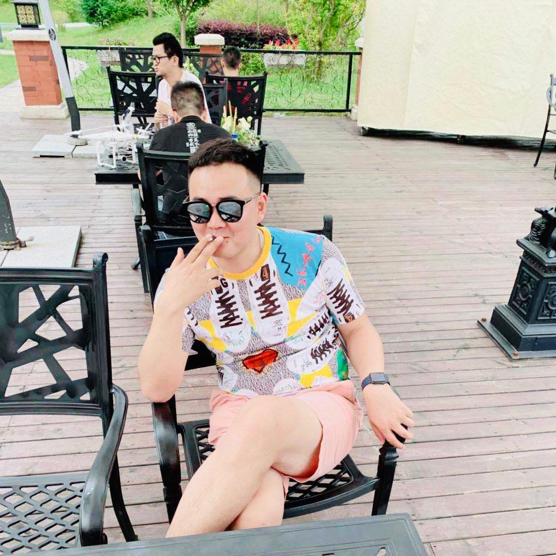 显 强