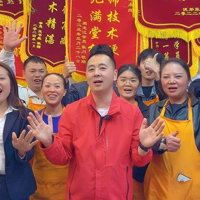 洪哥乌鸡米线