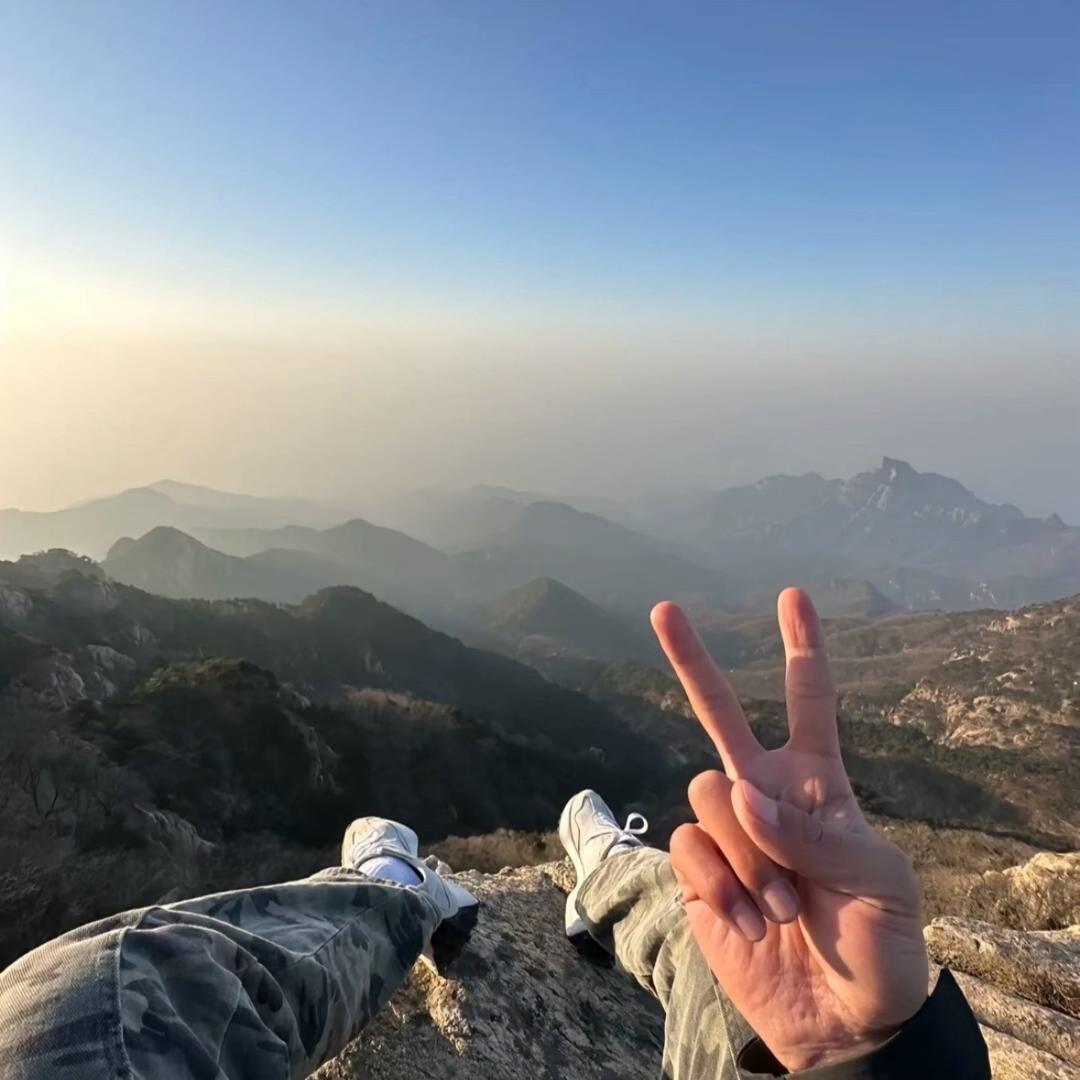 眼睛小了点