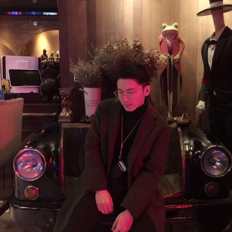 穿着拖鞋看太阳