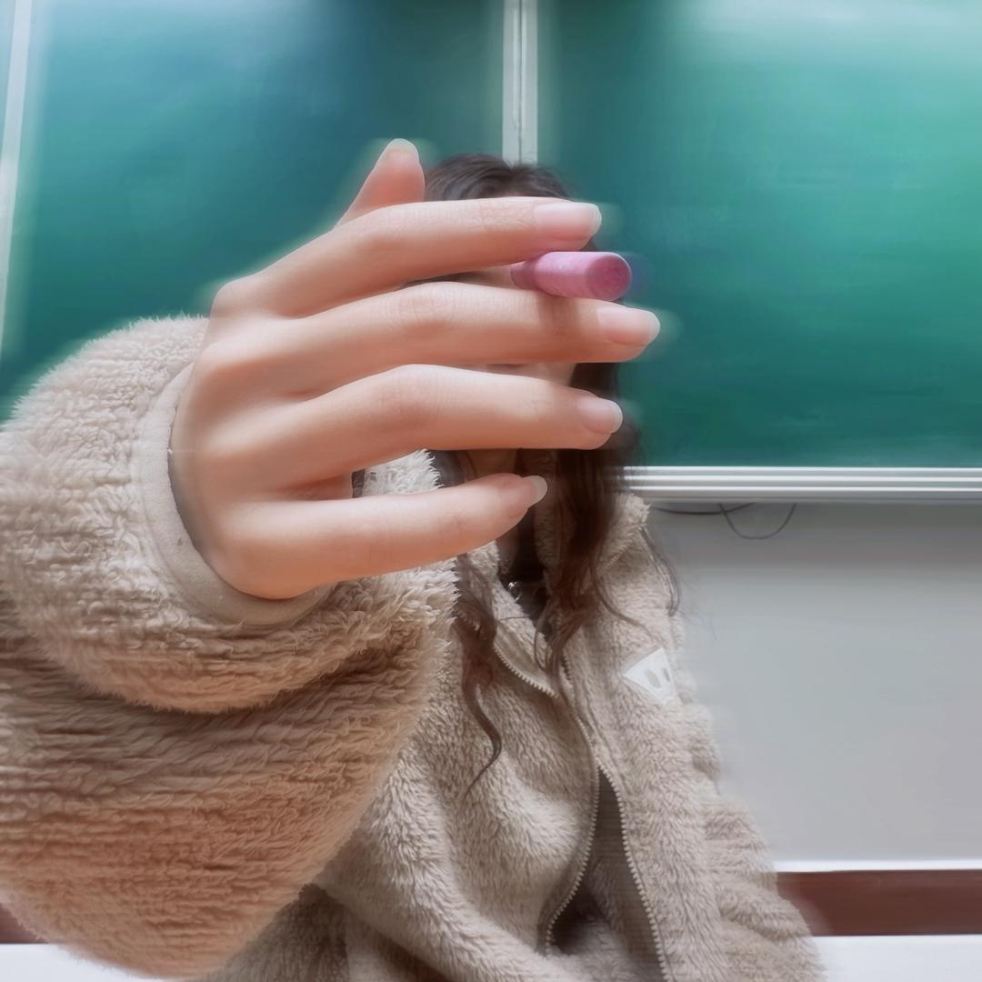小晗好烦O_o
