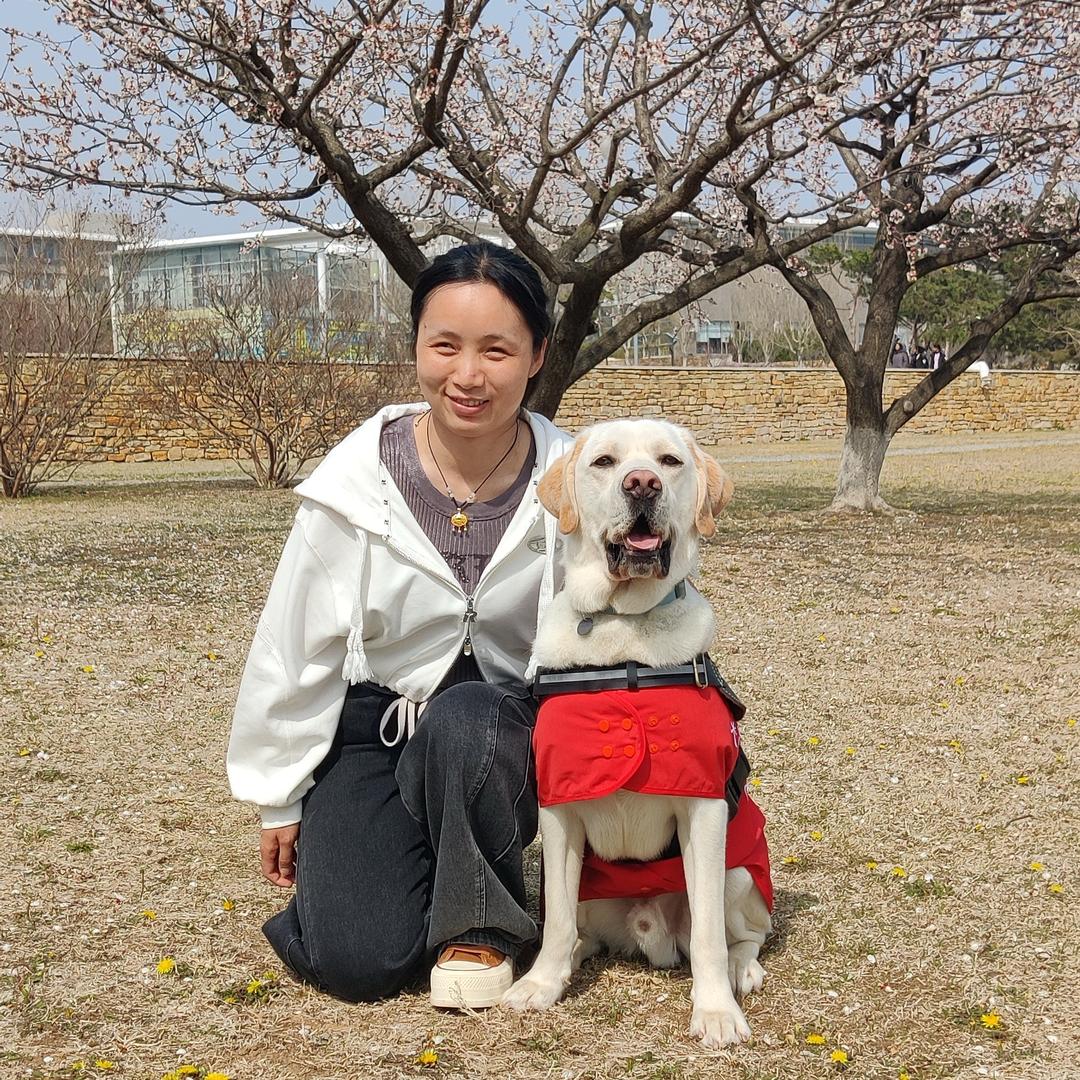 瑶瑶和她的导盲犬佐罗