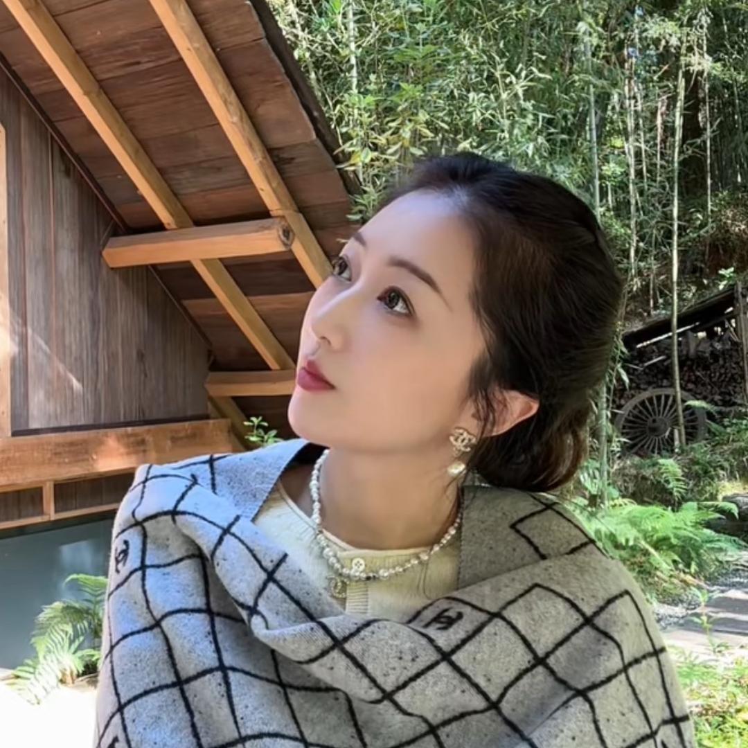 大白杨树下的小荷花