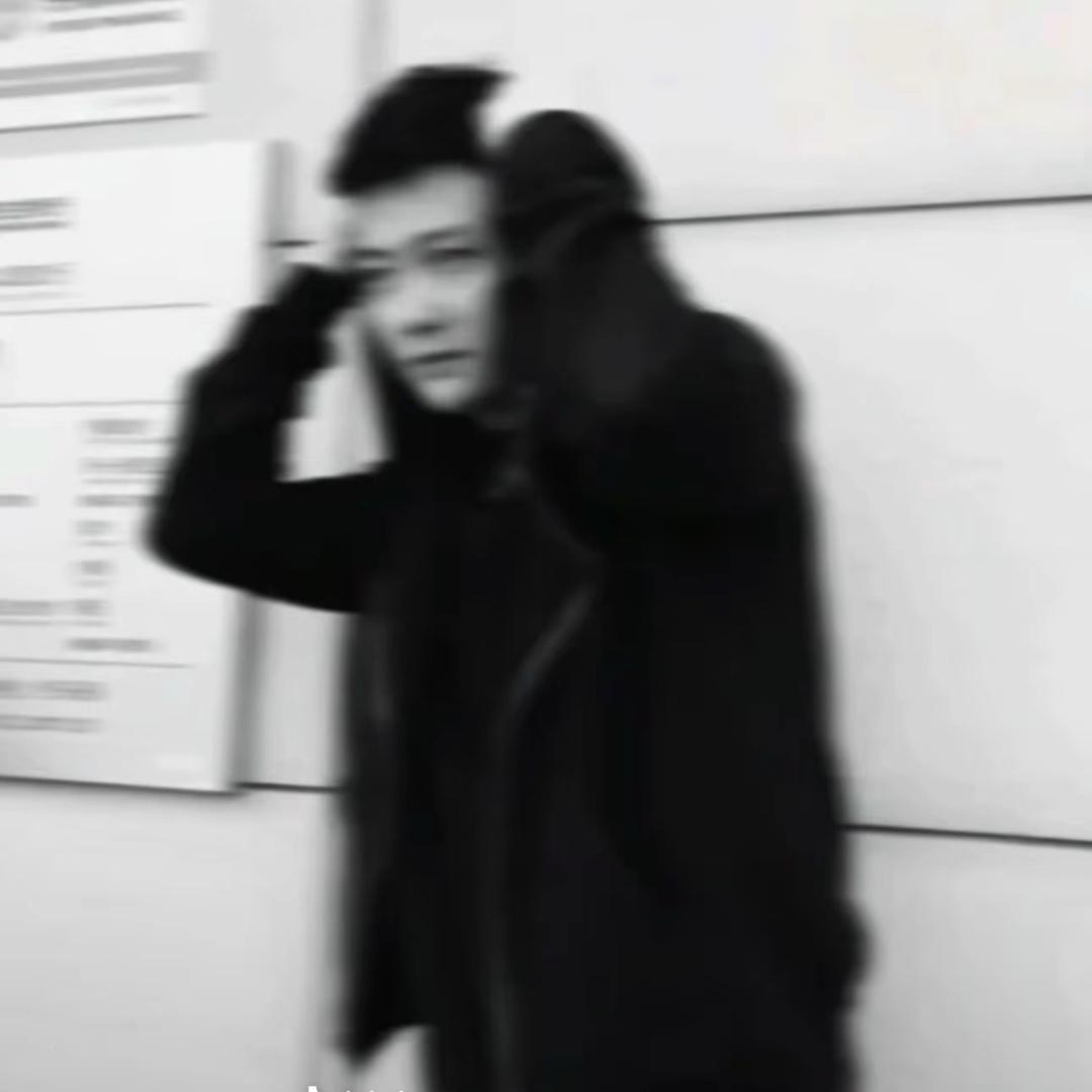 手机放片自己跑到门口cos无能的丈夫