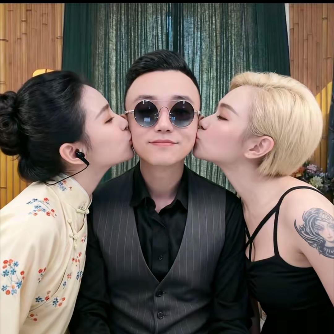 宝强，咪咪穿着带字母的巴黎世家在天津等你