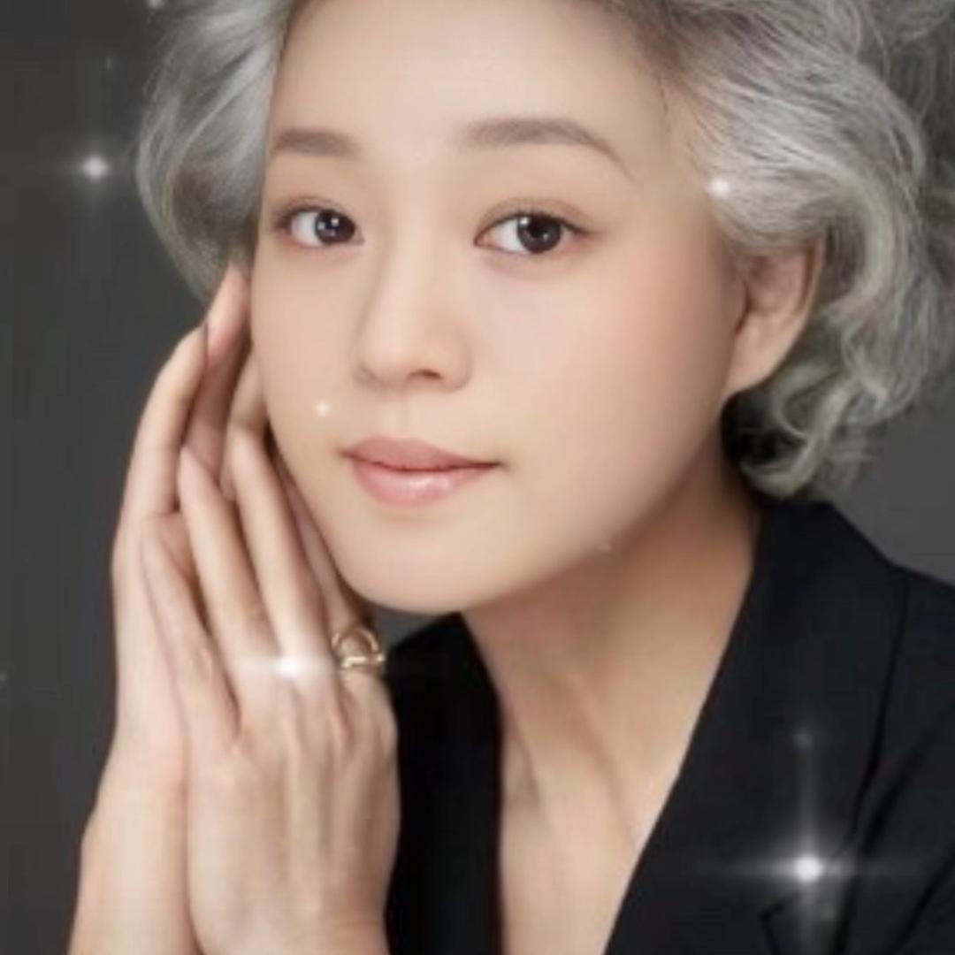 没人心疼的女人。