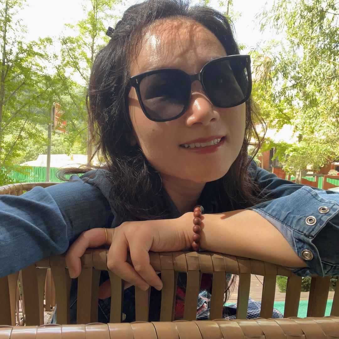 我是娜娜（何蜜娜）