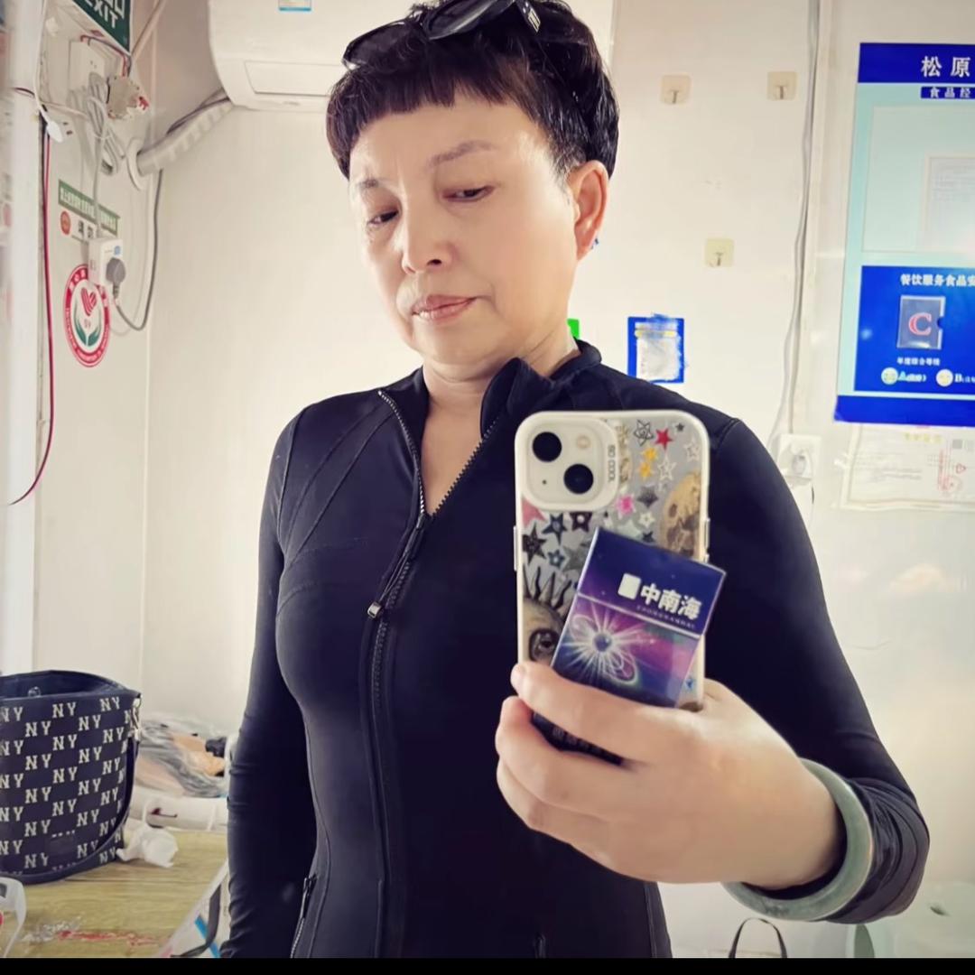 手机放篇自己跑到门口cos无能的丈夫