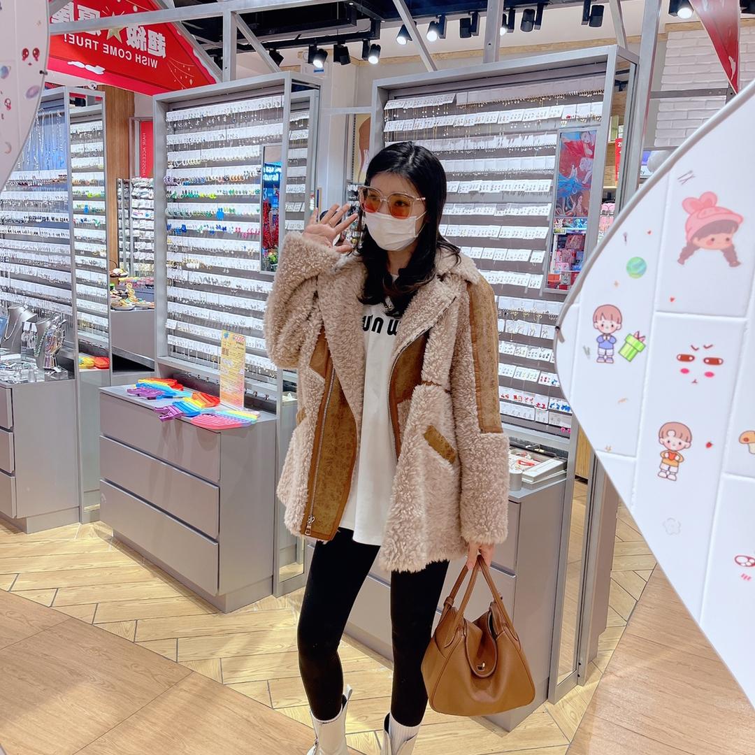 飞拉丹顿海宁莱特堡皮业有限公司女装专卖店