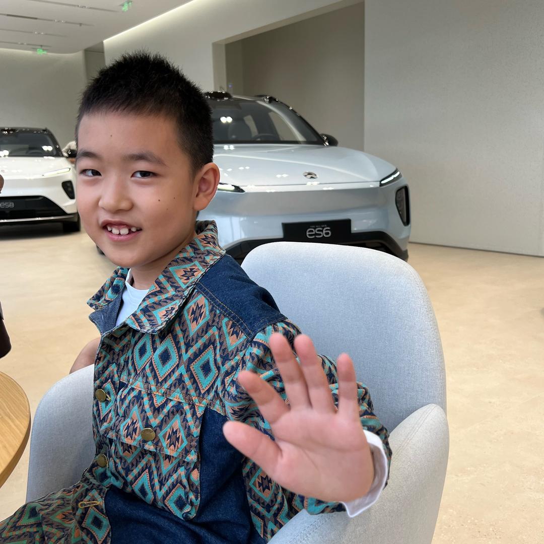 小学生看车