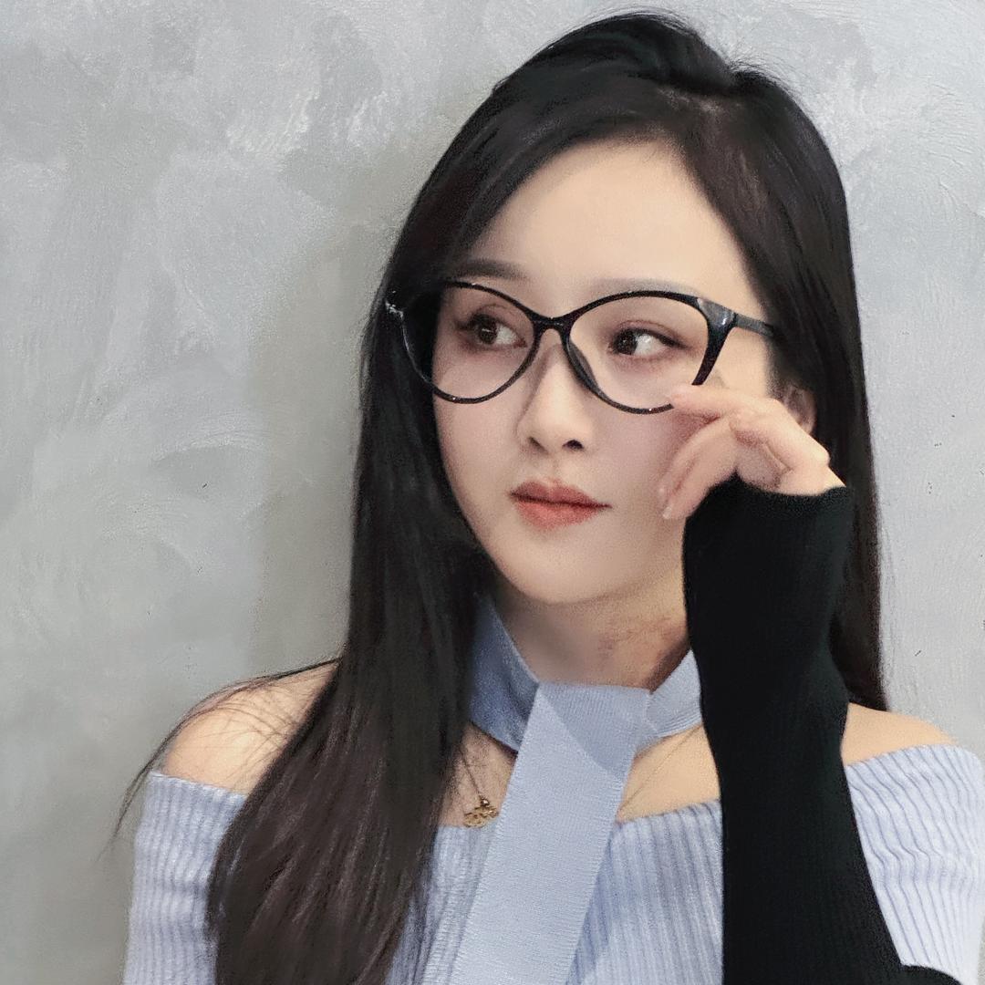 黄金时代 会美甲的Sasha