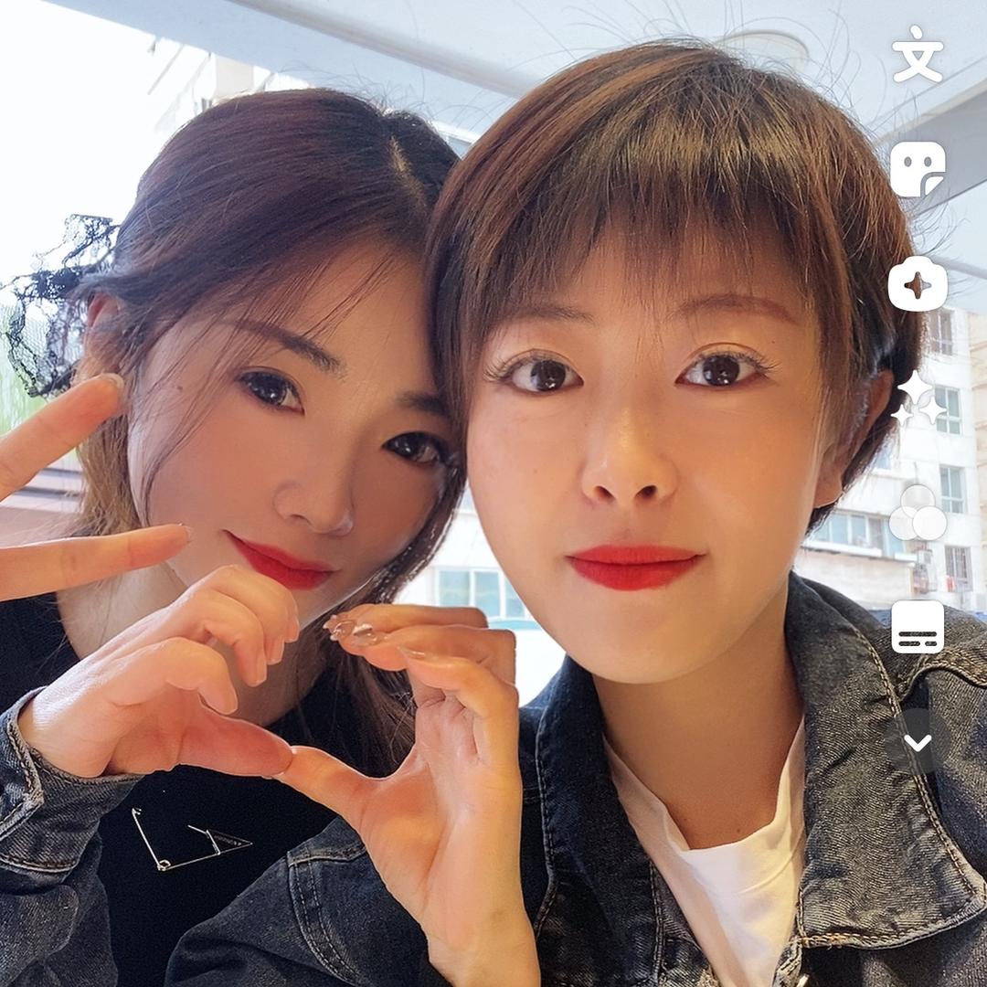 “两个女孩的创业之路”
